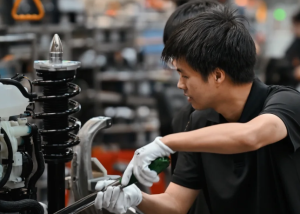 工人正在製造汽車